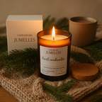 Bougie Forêt Enchantée Green Spa allumée dans un décor naturel