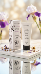 Crème de Soin DermoLift Green Spa mise en scène avec des fleurs d’iris